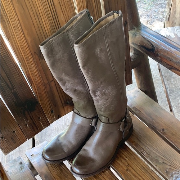 Frye Shoes - Women’s size 6 1/2 adorable boots Frye Shoes - Women’s size 6 1/2 adorable boots